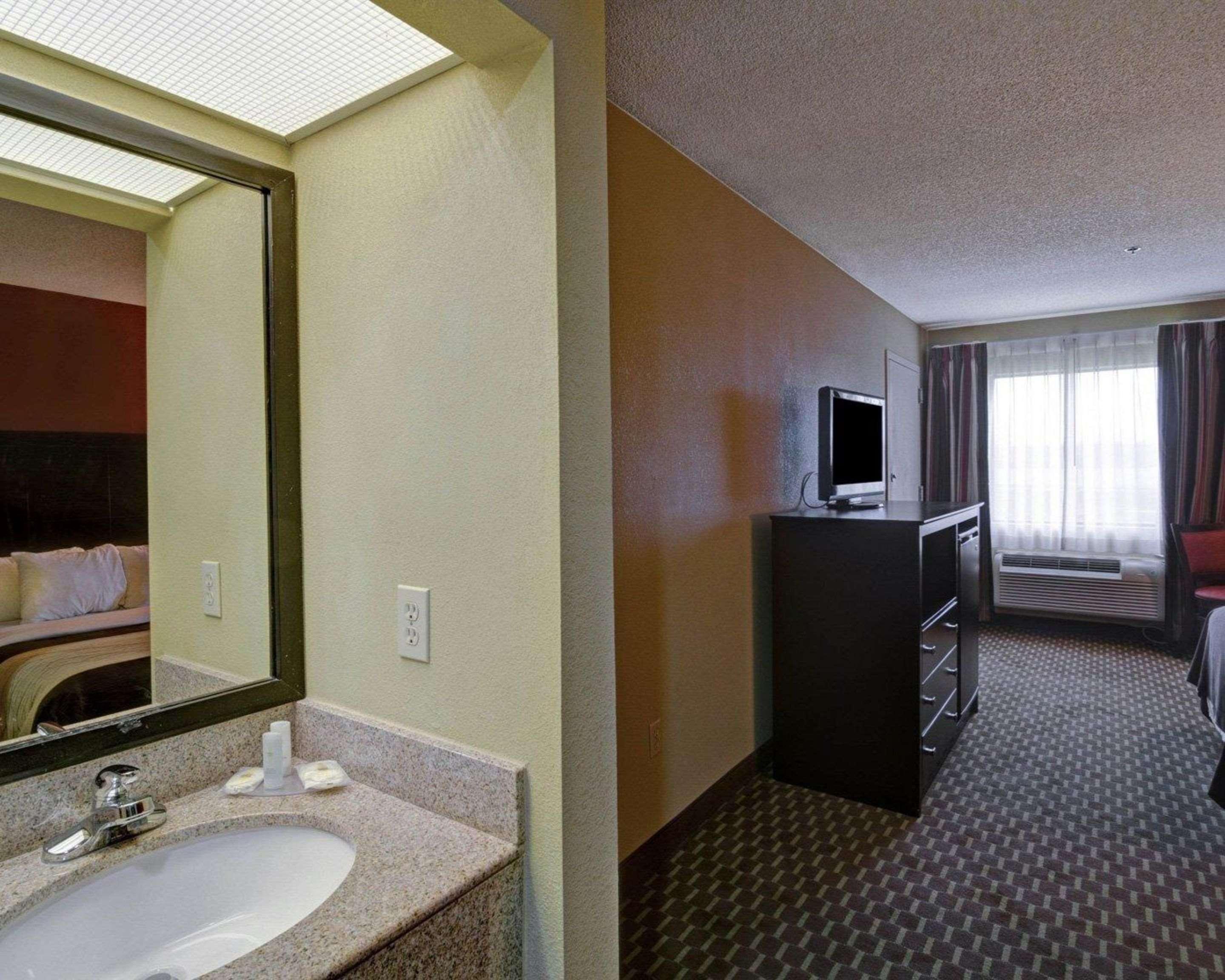 Quality Inn & Suites Pine Bluff Esterno foto